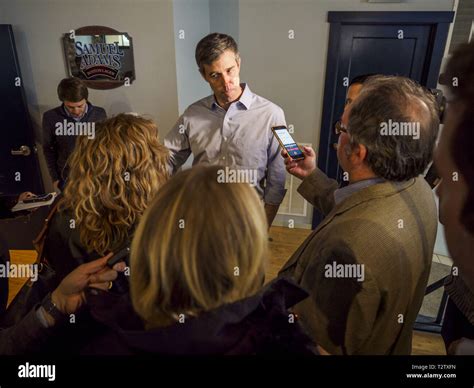 Carroll Iowa Usa 4 Apr 2019 Beto Orourke Spricht Mit Reportern