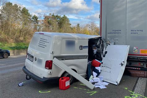 Heftiger Unfall auf A4 in Köln Transporter Fahrer schwebt in Lebensgefahr