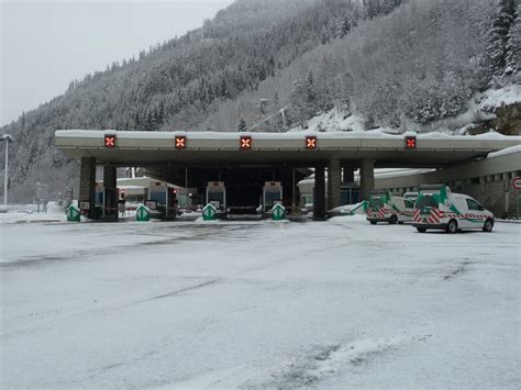 Maltempo Neve In Valle Daosta Stop Ai Camion Al Traforo Del Gran San