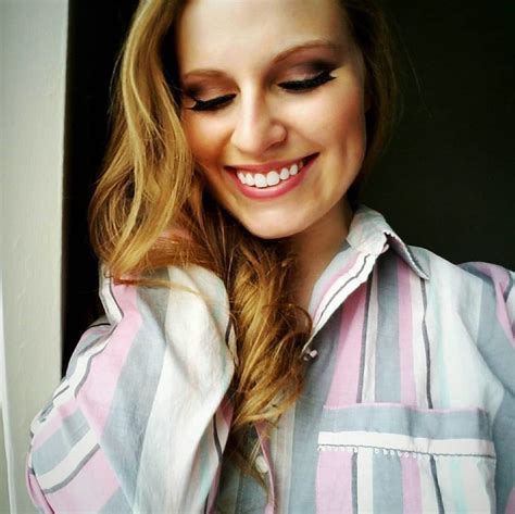 Mlad Kr Ska Nem E Ma Sex To O Pri Om Za Va M Od P Itku Aleko Fotografia Nov As