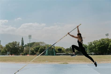 Atleta De Alto Rendimiento En Atletismo De Pista Y Salto Con Palanca