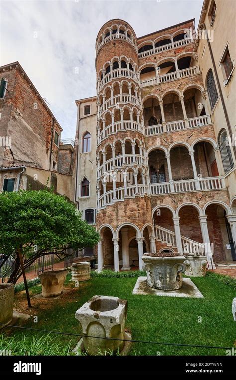 Scala Del Bovolo Escalera Espiral Externa Del Palacio Contarini Del