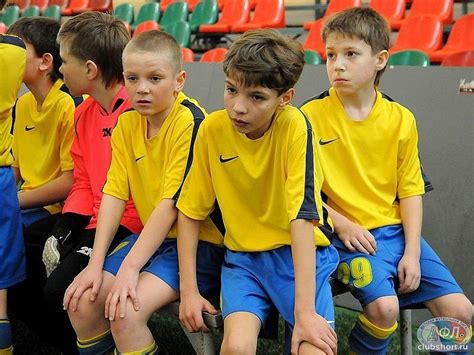 Спортивные мальчики в синих шортах и желтых майках » Шорты фото