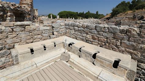 The Fascinating Way Ancient Romans Used The Bathroom