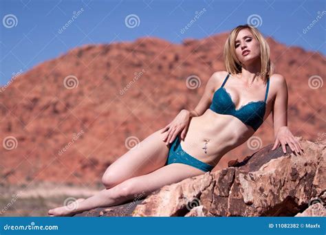 Beau Femme Sexy Dans Le Bikini Photo Stock Image Du Femelle Jeune