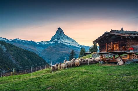 Hermoso paisaje de puesta de sol sobre el matterhorn icónica montaña de