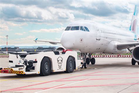Дизельна версія авіатягачів Goldhofer сімейства «BISON» D для ...