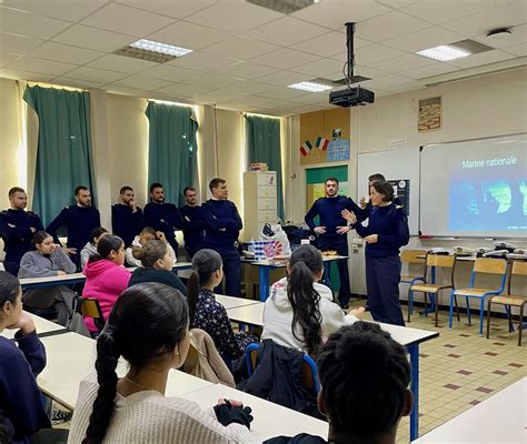 La classe défense du collège Roumanille reçoit la visite d un équipage