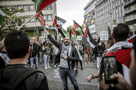 Palästinenser Demo muss dem Karneval weichen