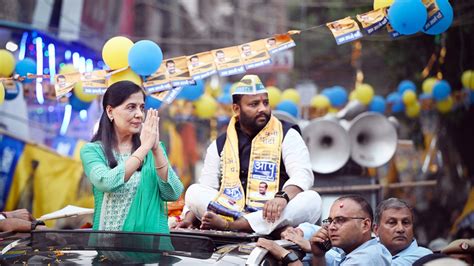 Arvind Kejriwal S Wife Sunita Kejriwal Holds Maiden Poll Roadshow In