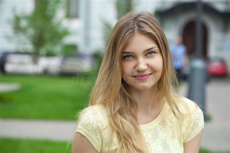 Jeune Belle Femme Blonde De Portrait Photo Stock Image Du Personne Caucasien 72950794