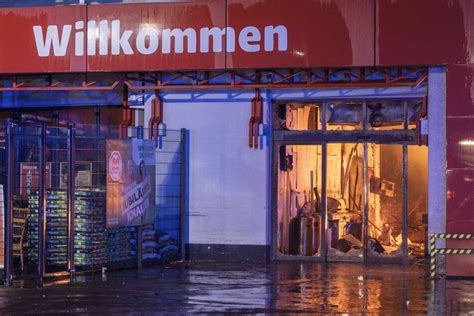 Großbrand in Baumarkt in Castrop Rauxel Feuerwehr kämpft gegen Flammen