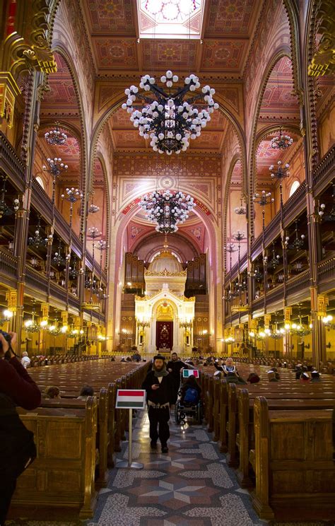 Budapest’s Dohány Street Synagogue Tells the Complicated History of