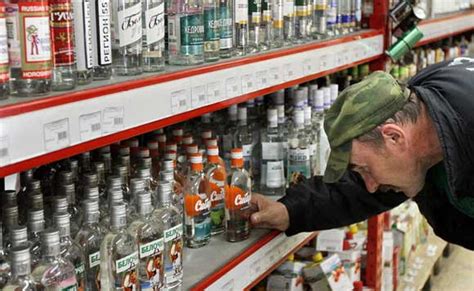 Власти РФ поднимут минимальную розничную цену водки на 5 рублей ...