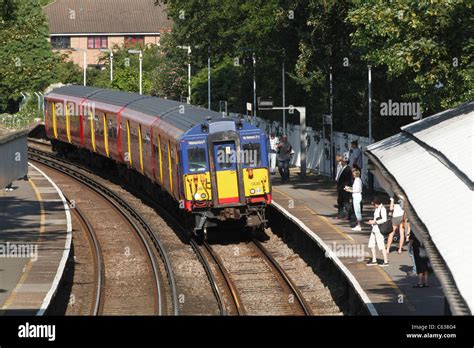 London train station hi-res stock photography and images - Alamy