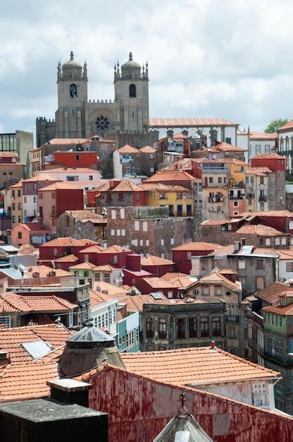 Vista De La Ciudad De Oporto Con Sus Tejados Y La Catedral Al Fondo