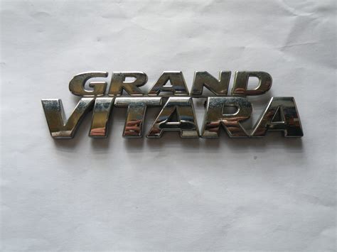 Suzuki Grand Vitara 1 I Lift Emblemat Znaczek Logo Napis Klapy Tylnej