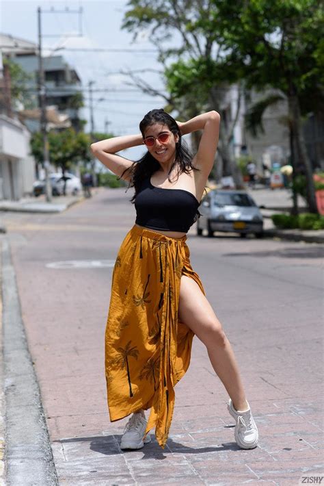 Curvy Latina Exposes Her Desirable Body Photos