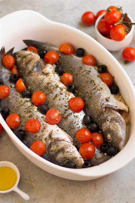 Lubina al horno fácil con tomates cherry y aceitunas negras