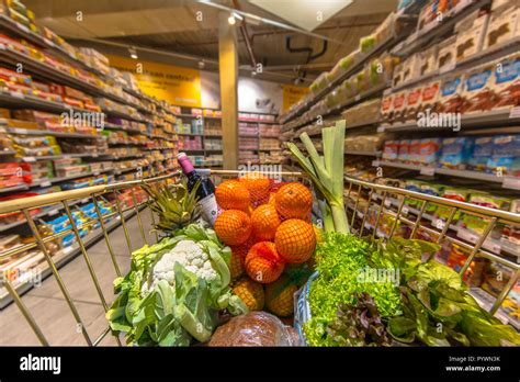 Supermarkt Einkaufswagen Einkaufswagen in einem Supermarkt Gang gefüllt