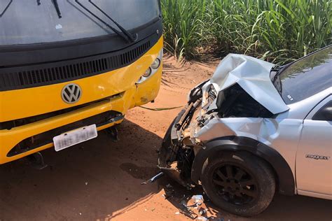 Ônibus escolar bate de frente carro em estrada rural de Elisiário SP