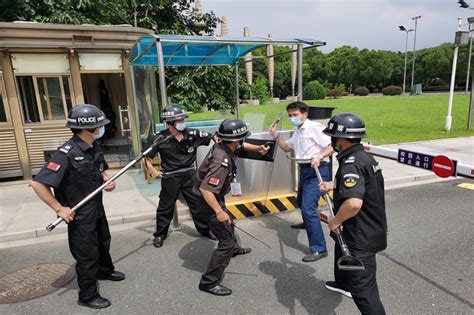 我校组织保安开展校园反恐演练