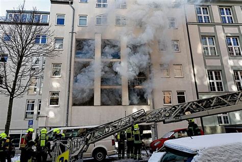 Einsatz Der Feuerwehr In Chemnitz Wohnung In Mehrfamilienhaus Brennt