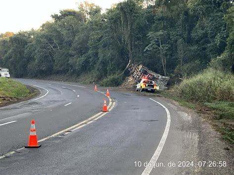 Caminhoneiro Sai Ileso De Grave Acidente Na PR092 Em Wenceslau Braz