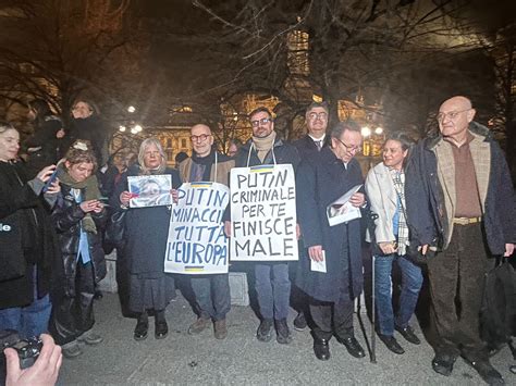 A Milano Una Manifestazione Per Ricordare Alex Navalny Oltre Duecento