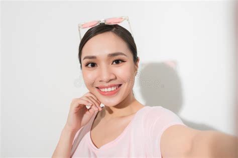 Portrait De Studio De Belle Femme Souriant Avec Les Dents Blanches Et