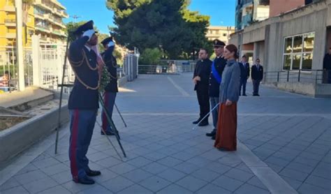 Commemorazione Defunti In Questura Corona D Alloro Sotto La Stele Dei