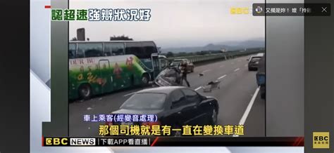 Re [新聞] 國道4死｜恐怖撞擊瞬間畫面曝光 遊覽車高速推撞夾爆小轎車 Gossiping板 Disp Bbs