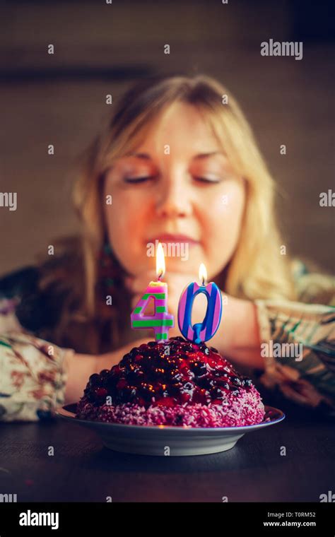 Femme blonde joyeux anniversaire Banque de photographies et dimages à haute résolution Alamy
