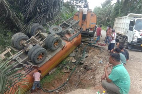 Diduga Rem Blong Truk Tangki Pengangkat CPO Masuk Jurang Di Desa