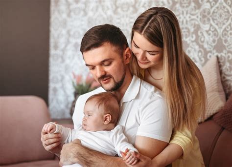 Los Padres Jóvenes Se Comunican Con Su Hija Recién Nacida En Una