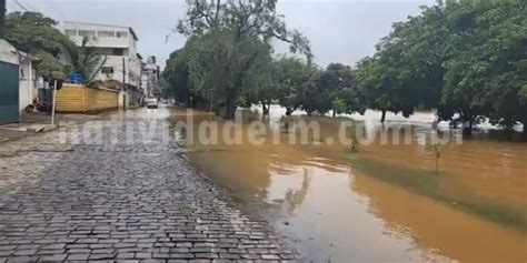 Rio Muria Transborda E J Alaga Avenida No Centro De Itaperuna