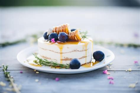 Premium AI Image Raw Vegan Cheesecake With Figs And A Drizzle Of