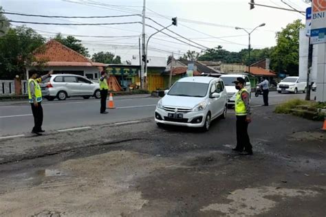 Razia Penyekatan Kendaraan Arus Balik Di Jalur Pantura Diperketat