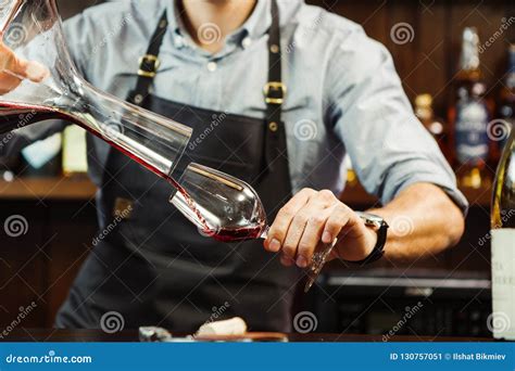 Vino De Colada Del Sommelier En El Vidrio Del Bol Grande Camarero De