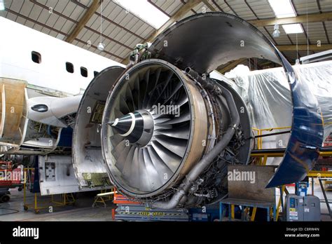 Boeing 757 engine maintenance Stock Photo: 39862613 - Alamy