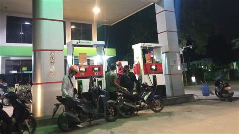 Pertalite Kosong Pengguna Motor Rela Antre Beli Pertamax Di Spbu