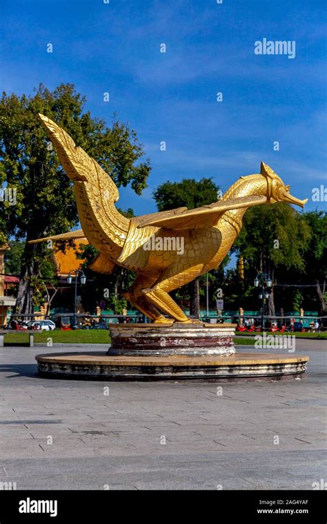 Golden Bird Statue Hi Res Stock Photography And Images Alamy