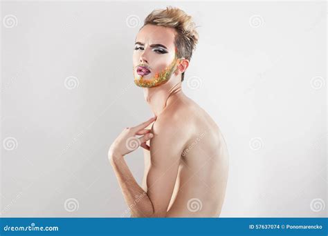Retrato De Horizotnal Del Modelo Gay Hermoso Con La Barba Multicolora Foto De Archivo Imagen