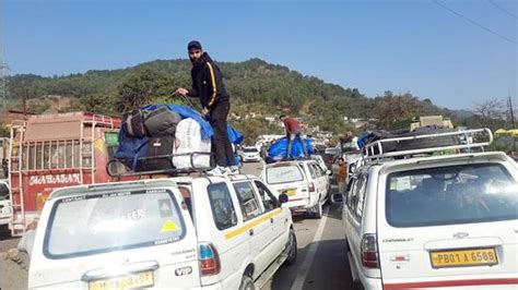 Jammu Srinagar Highway Blocked At Ramban Nearly 500 Vehicles Stranded