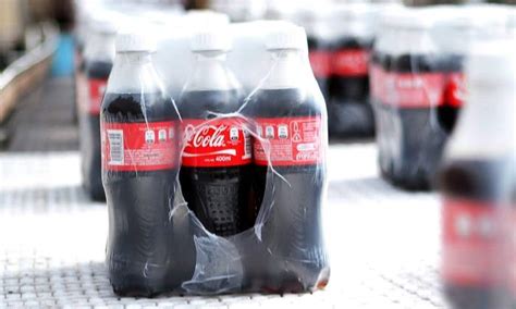 La embotelladora de Coca Cola venderá más pero retribuirá menos que el