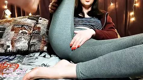 Squirt nachdem er auf einen dicken schwarzen dildo aufgespießt wurde und nach der stimulation