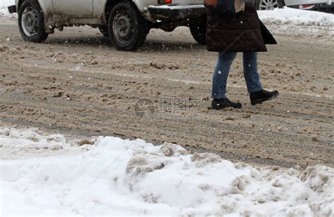 冬天人们走在一条非常白雪皑的人行道和路上人们踏上结冰的小路高清图片下载 正版图片505136623 摄图网