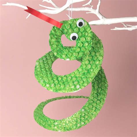 Paper Plate Snake | Baker Ross | Artesanato com pet, Projetos de arte infantil, Artesanato infantil