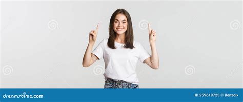 Belle Brunette Souriante Pointant Du Doigt En Montrant Le Logo Image Stock Image Du Isolement