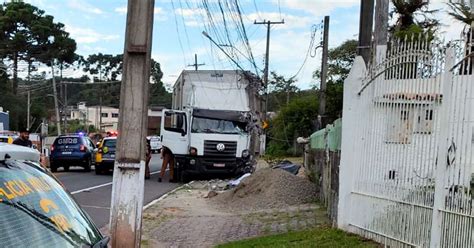 Mulher Morre Ao Ser Atingida Na Cal Ada Por Caminh O Desgovernado